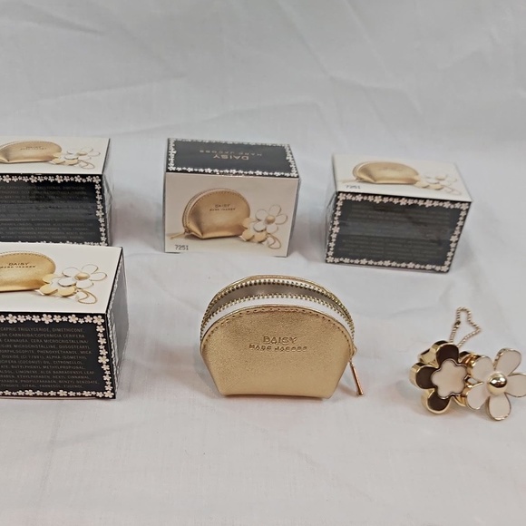 NEW IN BOX Marc Jacobs DAISY - Solid Perfume .02 Oz - Ring in Gold Pouch - Picture 2 of 8